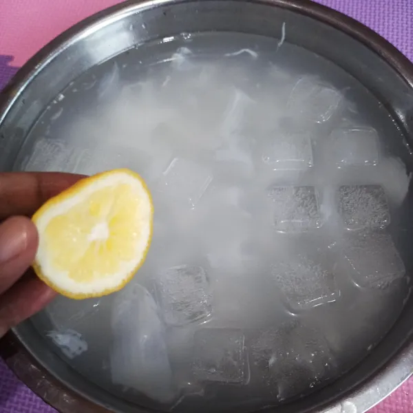 Beri perasan air lemon.
