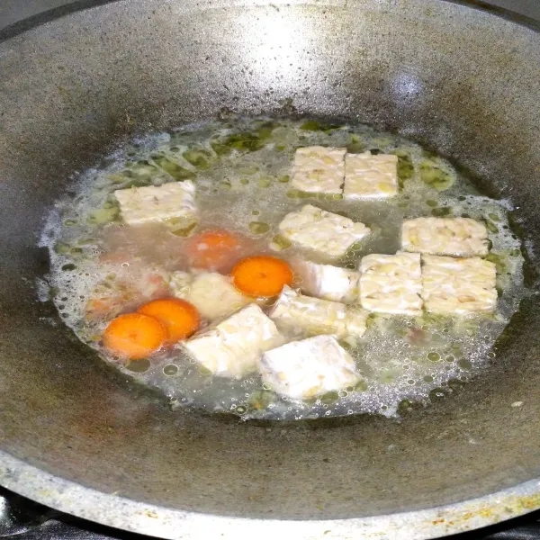 Masukkan tempe dan wortel.