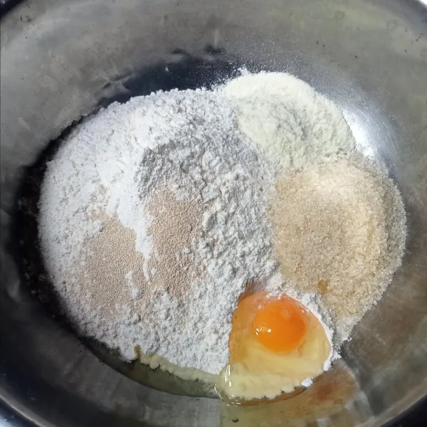 Campur terigu, gula pasir, telur, susu bubuk dan ragi instan.