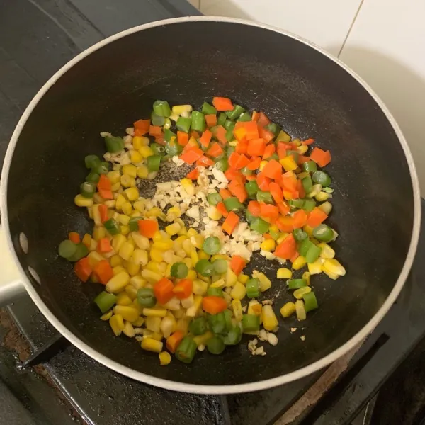 Tambahkan potongan sayur wortel, jagung dan buncis. Aduk rata.