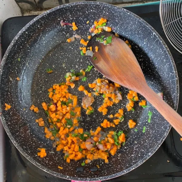 Tumis bumbu halus, wortel dan daun seledri dengan sedikit minyak goreng