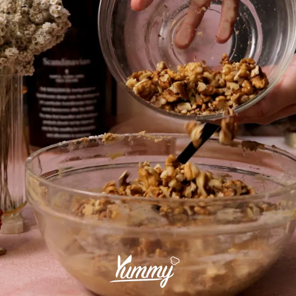 Masukkan kacang walnut dan dark chocolate. Aduk, lalu bulatkan tiap adonan menjadi 90 gram.