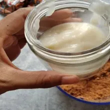 Kemudian timpa dengan cream, lakukan selang-seling hingga wadah penuh, dan simpan di kulkas hingga dingin, siap dinikmati.