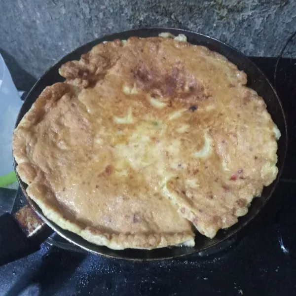 Goreng hingga matang dan kokoh di kedua sisinya. Angkat dan tiriskan.