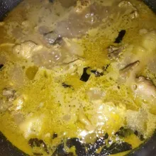 Tambahkan air, aduk rata, masak hingga daging ayam matang, matikan api, angkat daging ayamnya.
