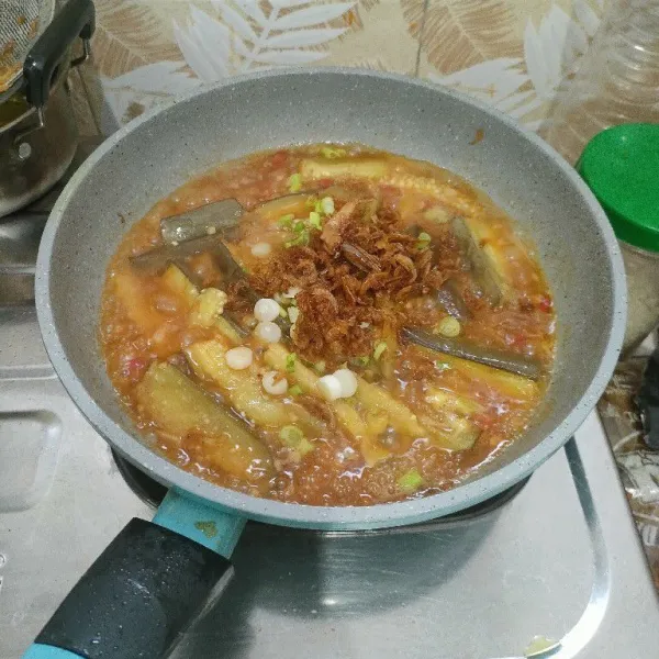 Sebelum diangkat, tambahkan grago goreng, aduk sampai rata.