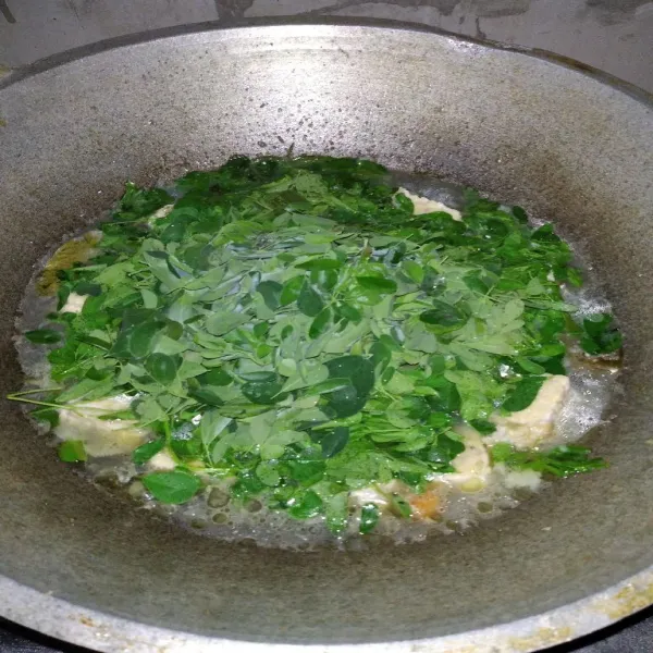 Kemudian daun kelor, aduk rata.