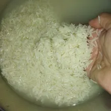 Rendam beras basmati minimal 1 jam lalu cuci kemudian tiriskan.