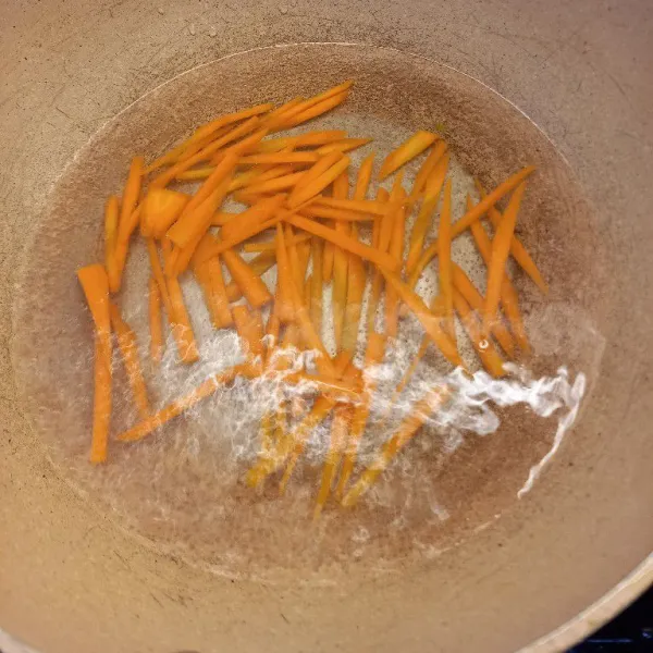 Rebus satu-satu sayuran yang harus direbus seperti wortel dan kangkung.