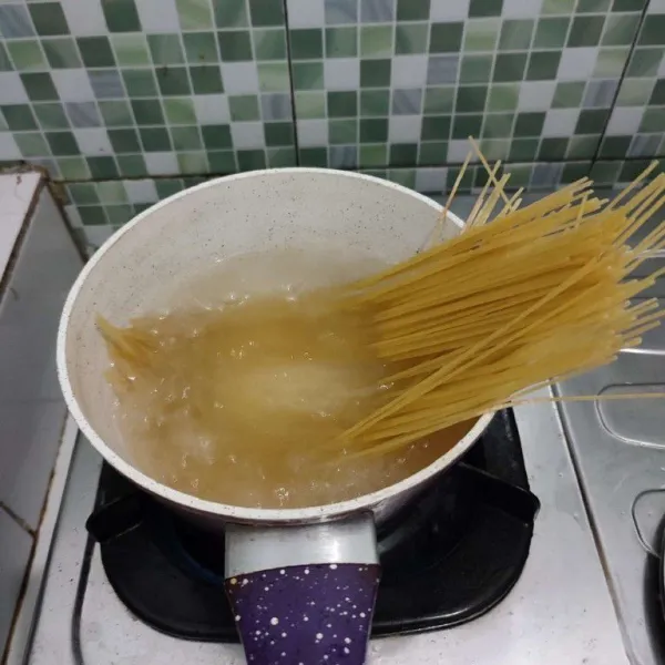 Rebus spaghetti hingga aldente, kemudian tiriskan.