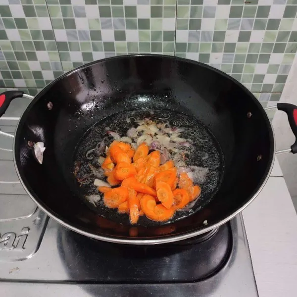 Masukkan wortel, masak hingga wortel setengah matang.