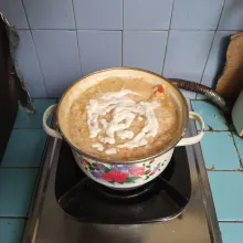 Setelah bubur mulai mengental, tambahkan santan, aduk rata. Koreksi rasanya. Matikan kompor.