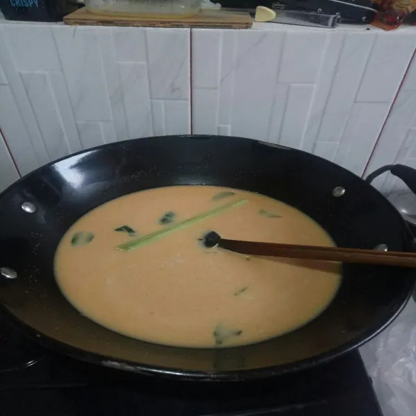 Tambahkan santan aduk rata masak sampai mendidih sambil diaduk terus agar tidak pecah santan.