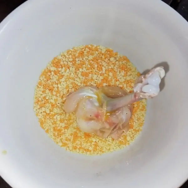 Baluri dengan tepung panir sambil dikepal-kepal agar bentuknya rapi.