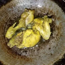Goreng daging ayam hingga matang.