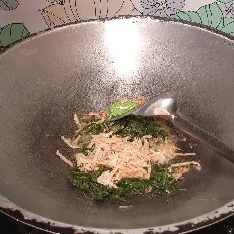 Selanjutnya masukkan udang kering. Udang kering bisa digoreng dahulu, bisa juga tidak. Ini saya langsung tanpa digoreng.