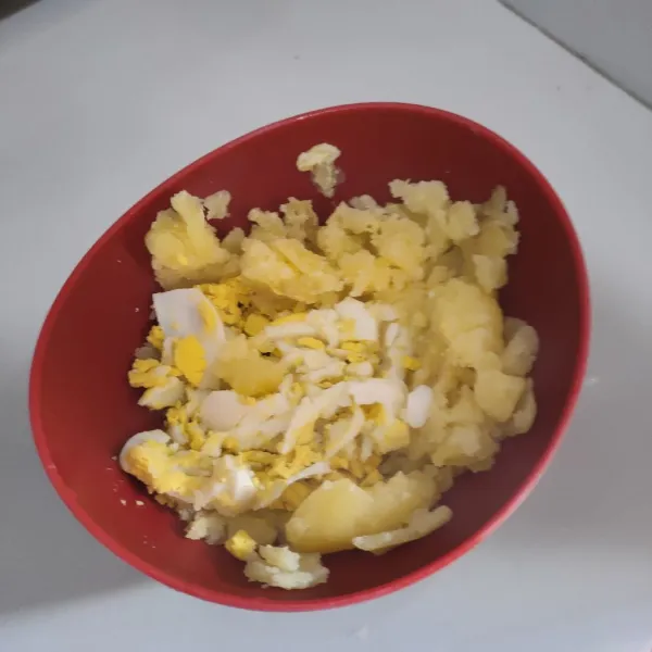 Kupas kentang dan telur, haluskan kasar.