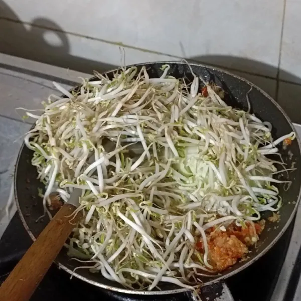 Masukan tauge dan kol aduk rata.