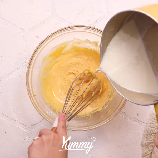 Tuangkan susu mendidih dan vanilla extract perlahan sambil diaduk di dalam adonan custard. Kembalikan ke pan dan masak hingga mengental, sisihkan dan simpan di dalam kulkas.