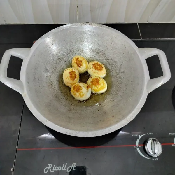 Kemudian kerat - kerat telur, lalu goreng hingga berkulit. Tiriskan.