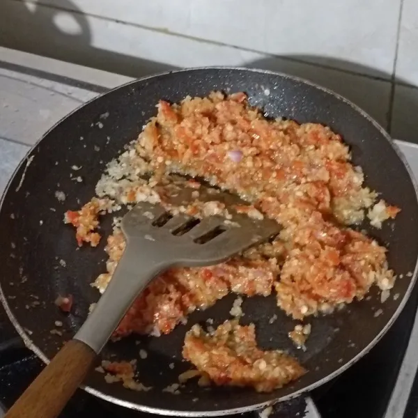 Tumis bumbu hingga wangi.