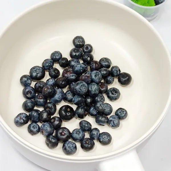 Cuci bersih blueberry.