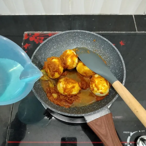 Lalu masukkan telur, air dan garam. Aduk rata.