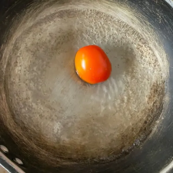 Rebus tomat hingga kulit mengelupas.