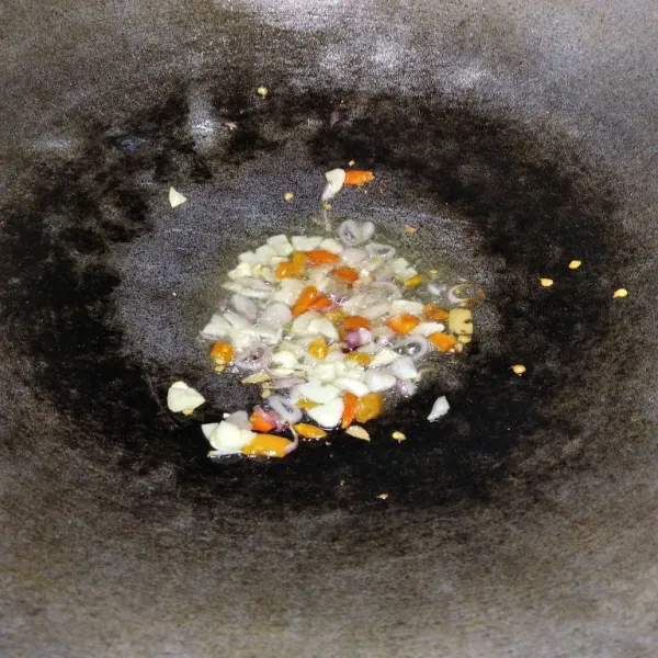 Tumis bumbu hingga harum.