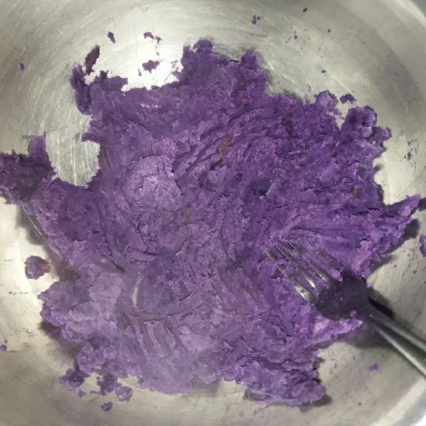 Kukus ubi ungu hingga empuk, angkat lalu lumatkan ubi.