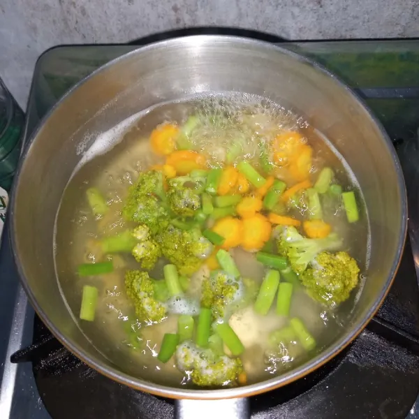 Masukkan brokoli. Rebus sampai mendidih.