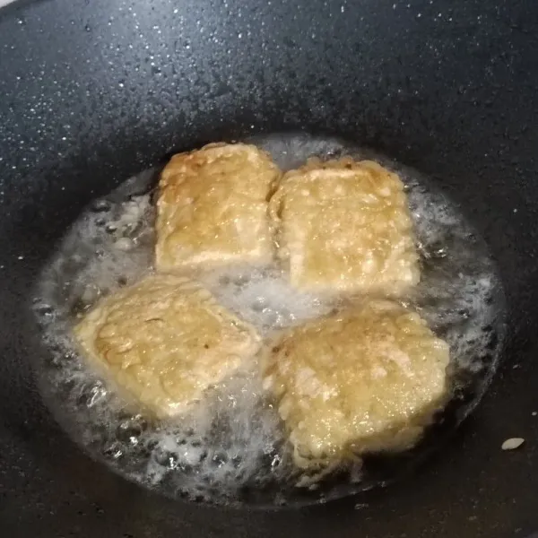 Celupkan ke tepung lalu goreng hingga kecoklatan.