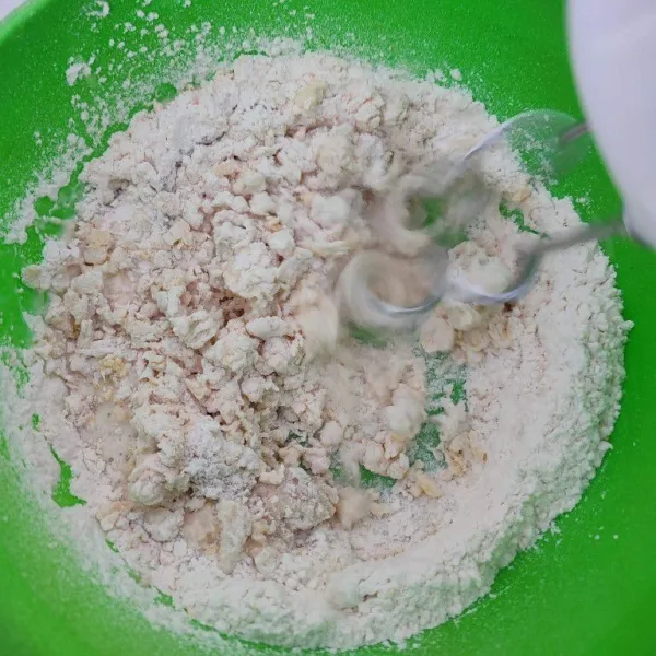 Mixer tepung, gula, ragi instan, susu bubuk dan telur sambil dituang air sedikit demi sedikit sampai membentuk adonan.