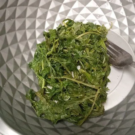 Pilih daun kenikir yang masih muda. Kemudian bilas diair mengalir. Rebus sampai empuk, kemudian tiriskan.