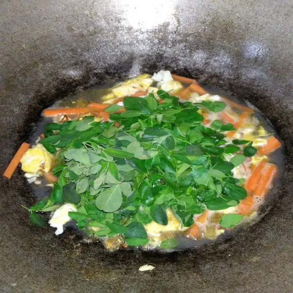 Tambahkan air, masukkan kelor, garam, kaldu bubuk dan saos tiram.