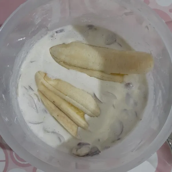 Celupkan pisang ke adonan pencelup, balur pisang hingga tertutupi adonan.