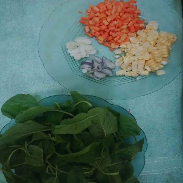 Pisahkan daun bayam dengan tangkainya, lalu potong wortel kotak-kotak atau sesuai selera. Potong jagung, iris tipis bawang merah dan bawang putih.