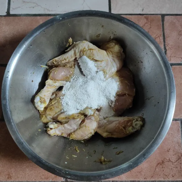 Setelah 1 jam keluarkan daging ayam, tambahkan tepung bumbu serba guna, aduk rata.