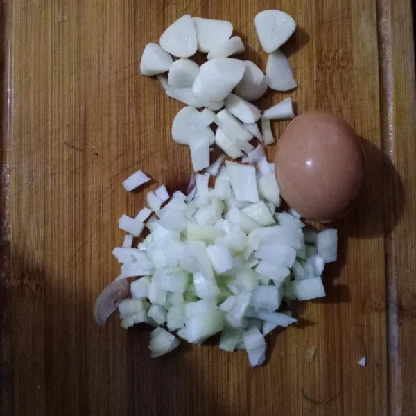 Rajang bawang bombay dan bawang putih.