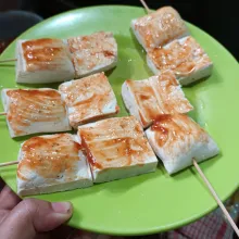 Lalu olesi tahu dengan saus BBQ.