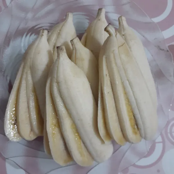 Potong pisang membentuk kipas, sisihkan.