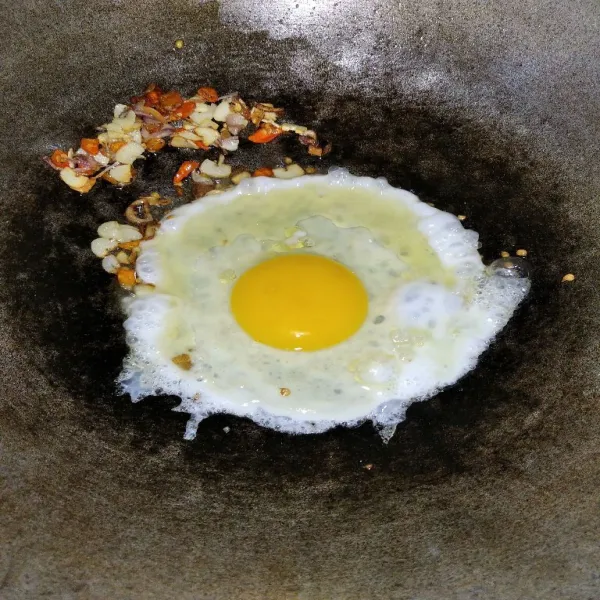 Masukkan telur kemudian orak arik.