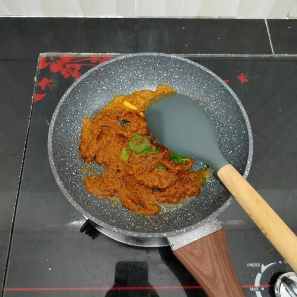 Panaskan minyak. Tumis bumbu halus, serai dan daun jeruk hingga matang.