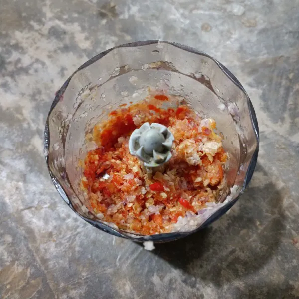 Cincang kasar bumbu. Bisa menggunakan chopper. Potong-potong juga daun bawang.