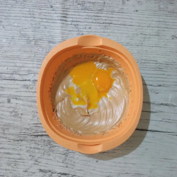 Masukkan kuning telur, mixer dengan kecepatan rendah.