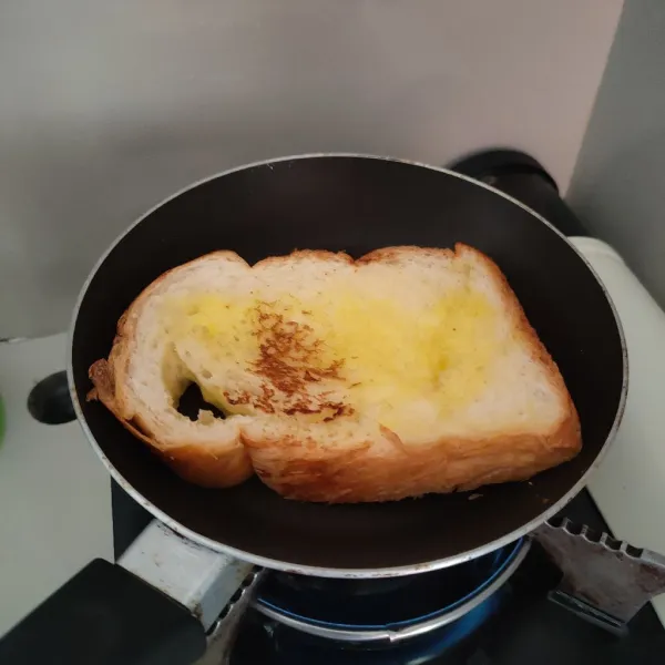 Olesi roti dengan margarin secara merata, kemudian panggang hingga kecokelatan di kedua sisi.