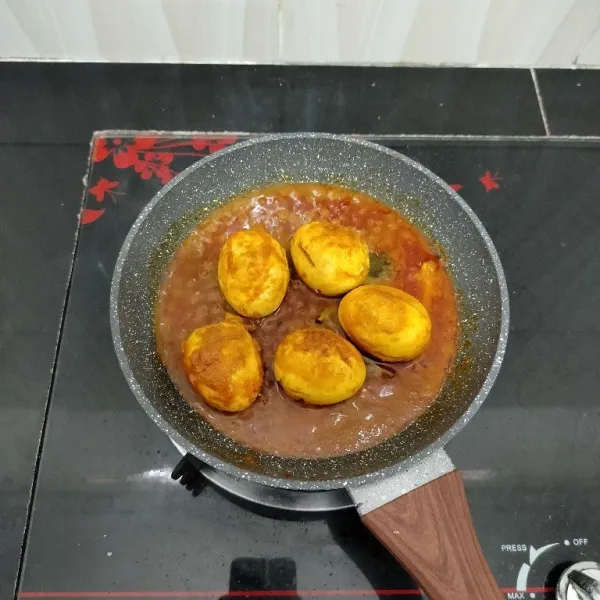 Masak hingga bumbu meresap. Lalu angkat.