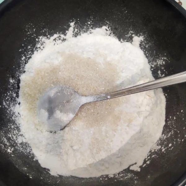 Kemudian masukkan tepung maizena dan gula pasir, vanili, aduk sampai rata.