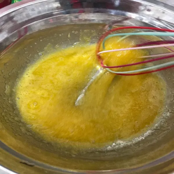 Campur gula dan telur dan aduk dengan whisk hingga gula larut.