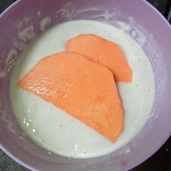 Celupkan ubi ke dalam adonan tepung sampai merata.